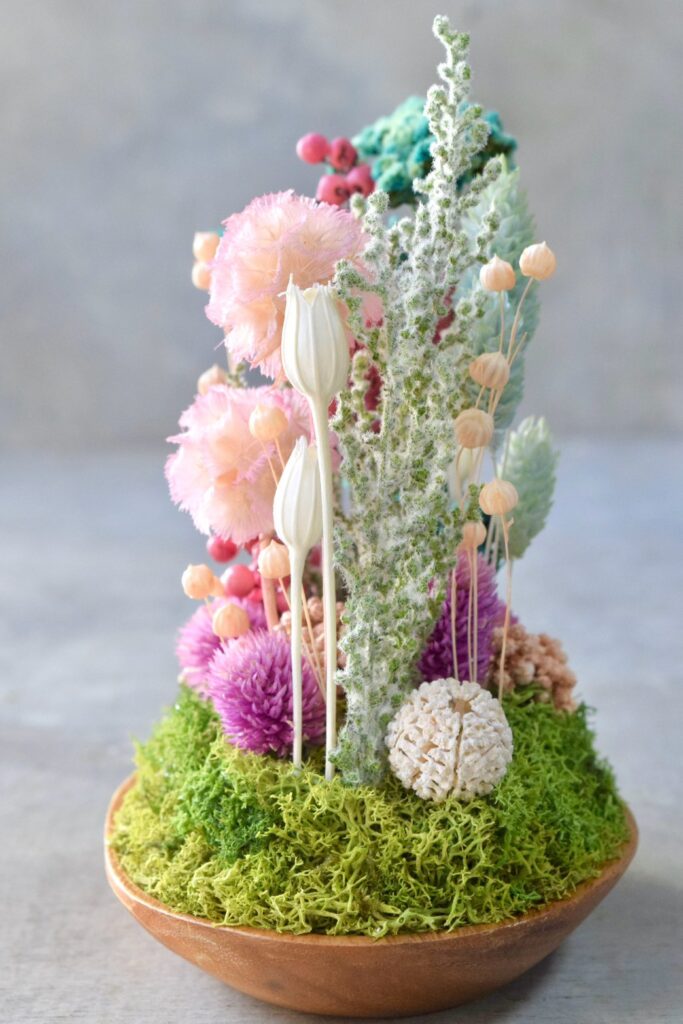 東京の花屋 叢屋Kusamurayaのドライフラワーインテリア雑貨。アンティーク調の木皿(ウッドプレート)を使った、自宅用やギフト用に人気のアレンジメント。