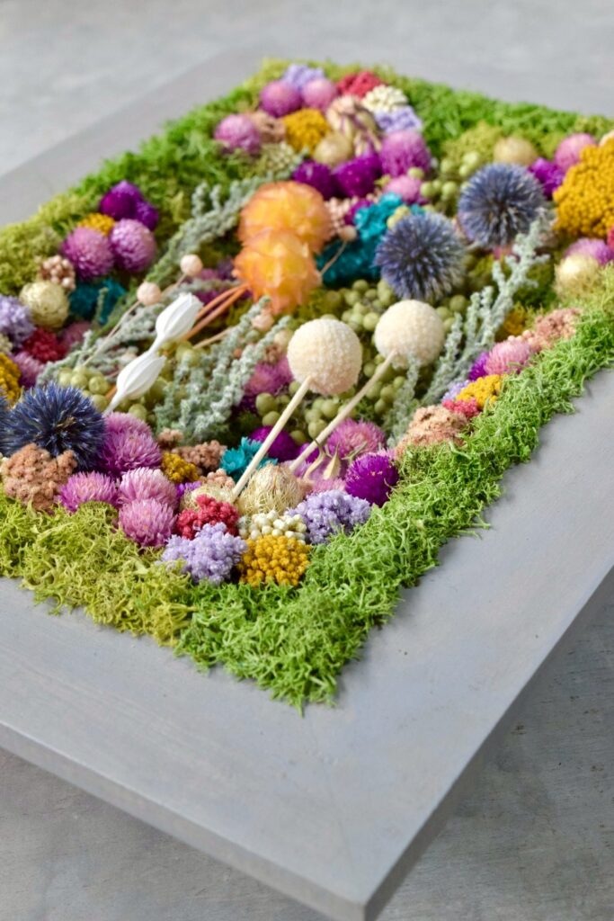 東京の花屋 叢屋Kusamurayaのドライフラワーインテリア雑貨。アンティーク調の木製フレームに、絵画をイメージしてデザインされた壁掛けタイプのドライフラワーインテリア。自宅用やギフト用として人気のアレンジメントです。