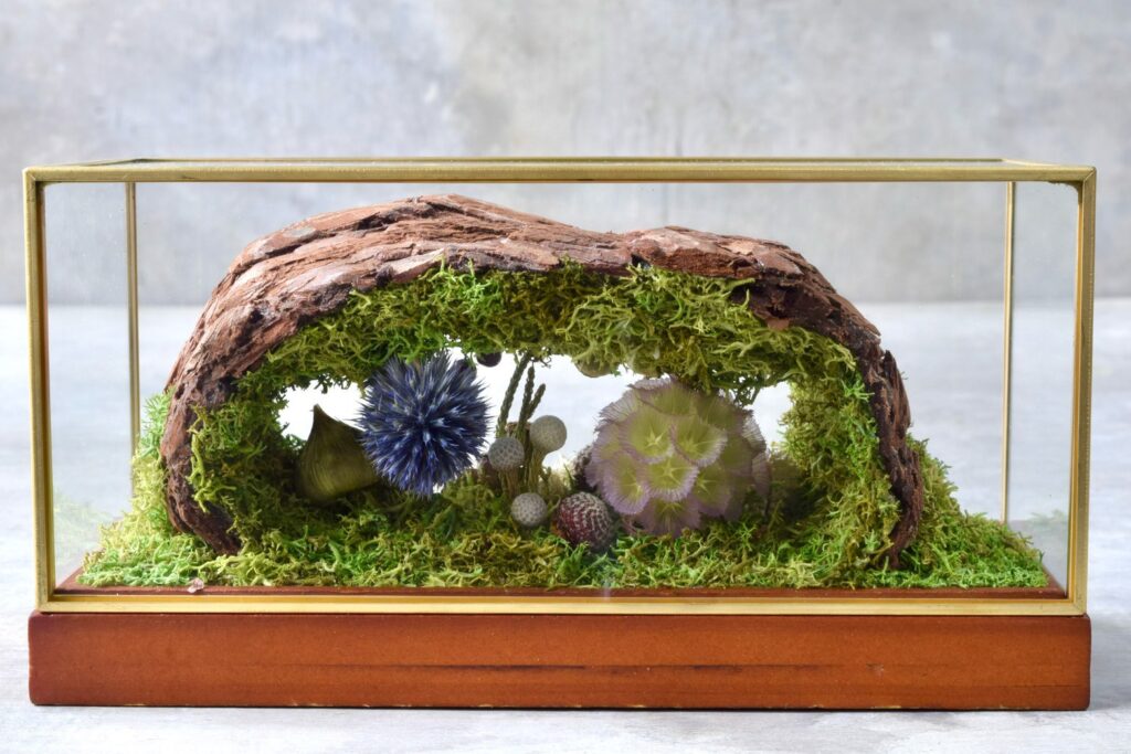 東京の花屋 叢屋Kusamurayaのドライフラワーインテリア雑貨。アンティーク調ガラスケース入りで、自宅用やギフト用に人気のアレンジメント。