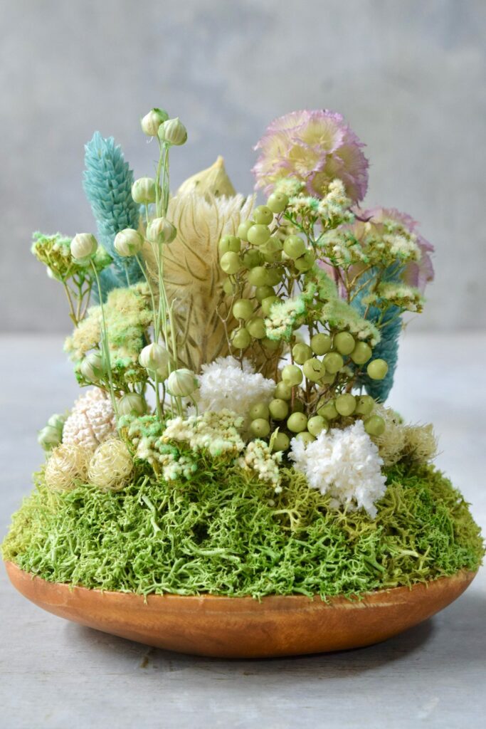 東京の花屋 叢屋Kusamurayaのドライフラワーインテリア雑貨。アンティーク調の木皿(ウッドプレート)を使った、自宅用やギフト用に人気のアレンジメント。