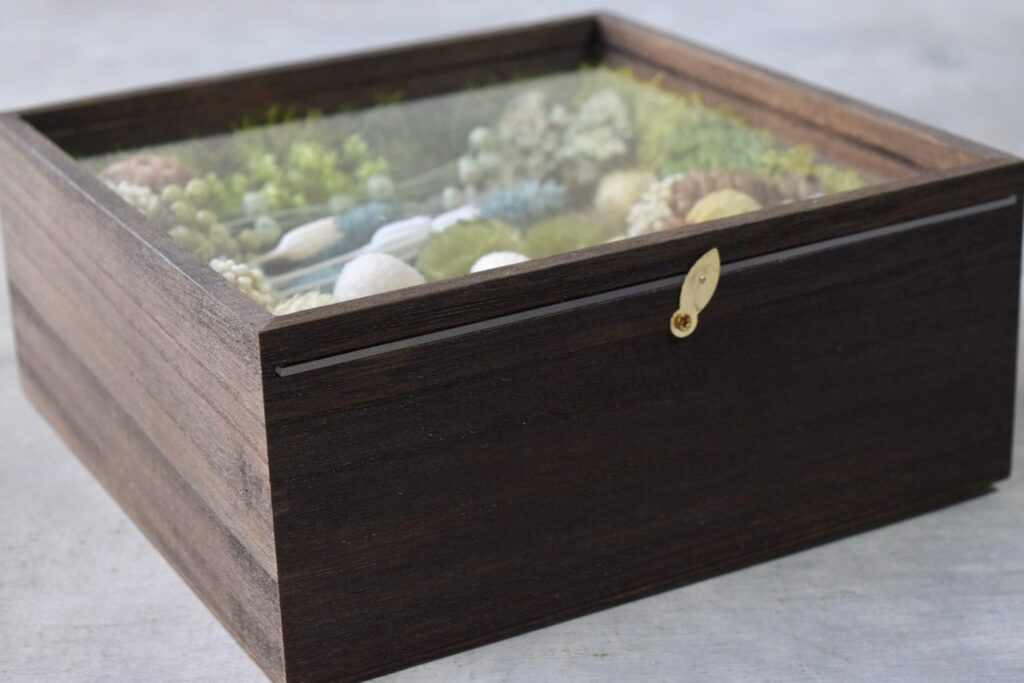 東京の花屋 叢屋Kusamurayaのドライフラワーインテリア雑貨。アンティーク調の木製フレーム(ウッドボックス)を使った、自宅用やギフト用に人気のアレンジメント。