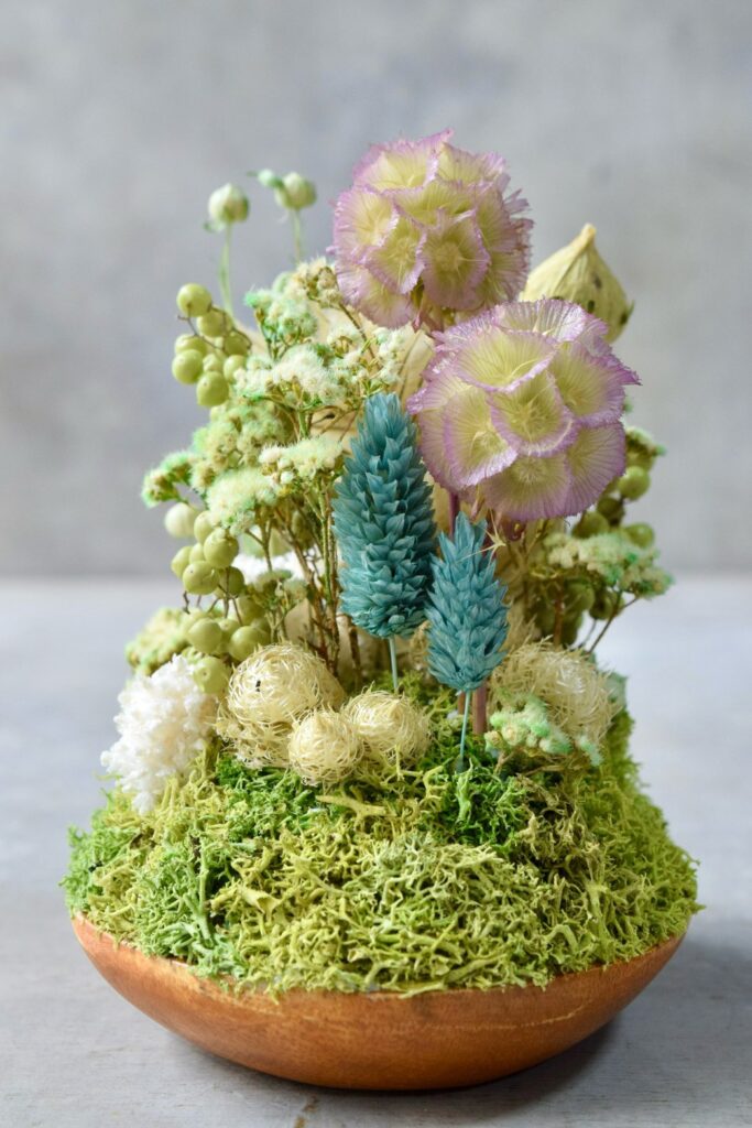 東京の花屋 叢屋Kusamurayaのドライフラワーインテリア雑貨。アンティーク調の木皿(ウッドプレート)を使った、自宅用やギフト用に人気のアレンジメント。