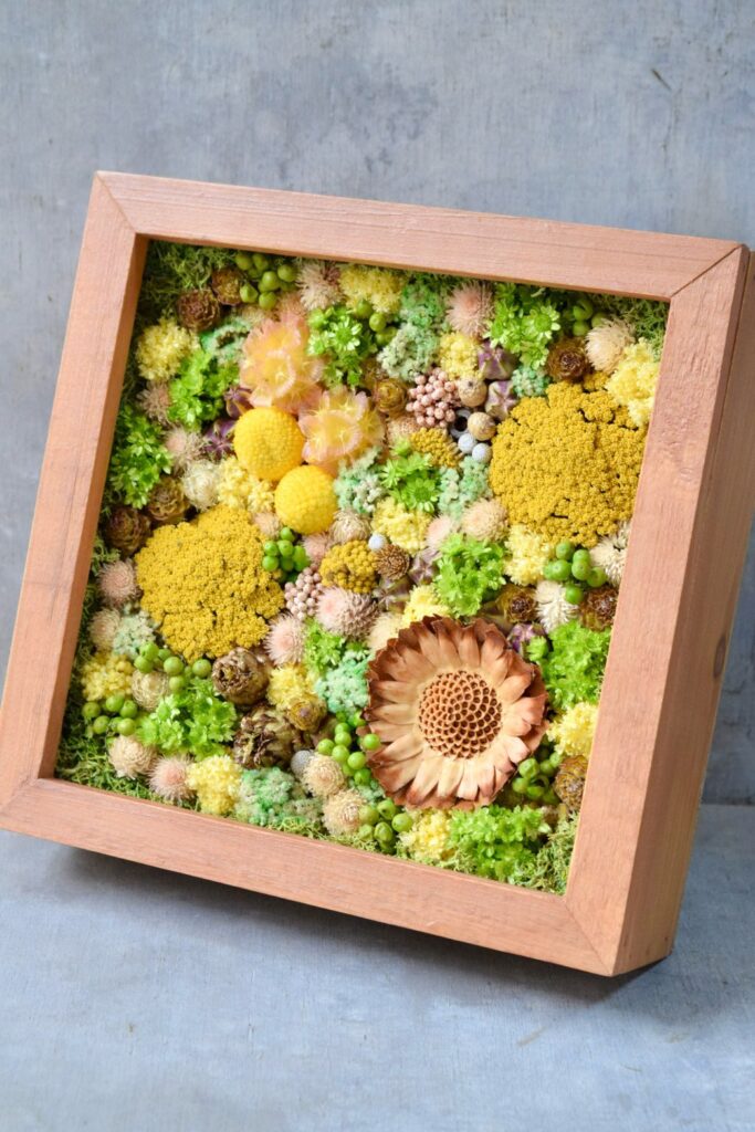 東京の花屋 叢屋Kusamurayaのドライフラワーインテリア雑貨。アンティーク調の木製フレーム(ウッドボックス)を使った、自宅用やギフト用に人気のアレンジメント。