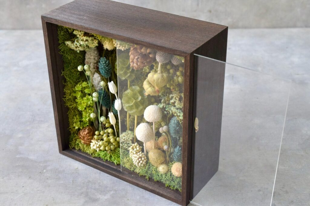 東京の花屋 叢屋Kusamurayaのドライフラワーインテリア雑貨。アンティーク調の木製フレーム(ウッドボックス)を使った、自宅用やギフト用に人気のアレンジメント。