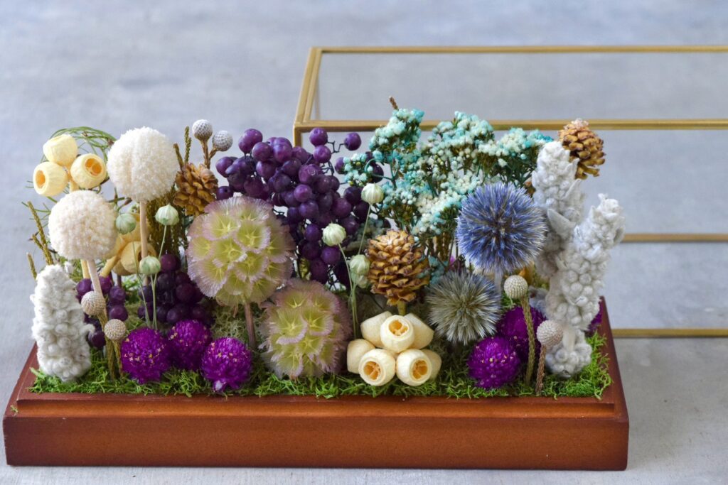 東京の花屋 叢屋Kusamurayaのドライフラワーインテリア雑貨。アンティーク調ガラスケース入りで、自宅用やギフト用に人気のアレンジメント。