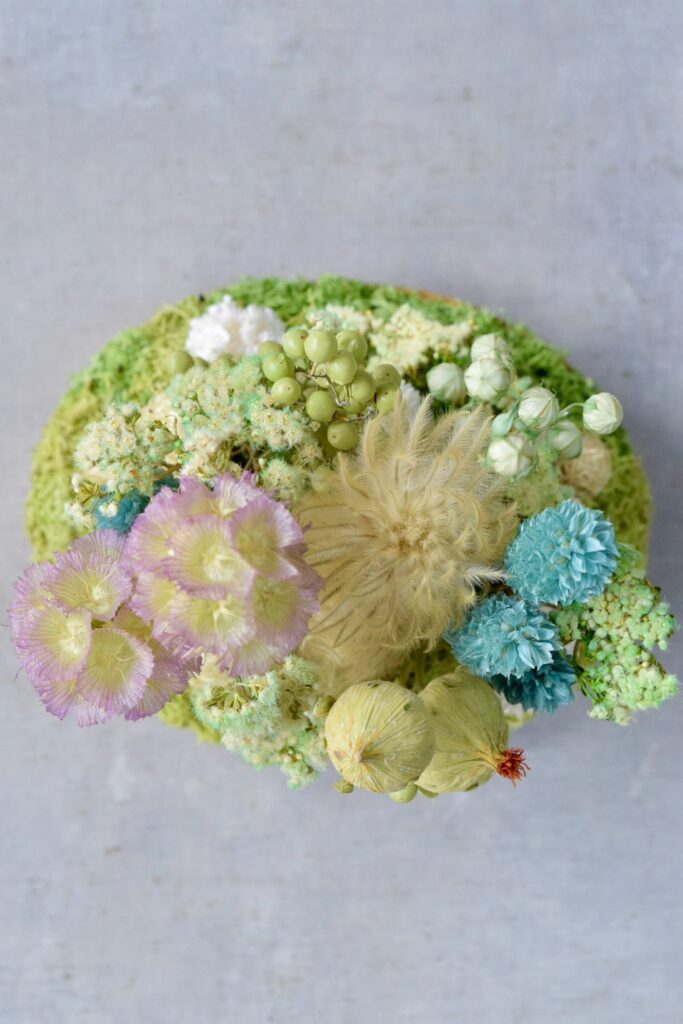 東京の花屋 叢屋Kusamurayaのドライフラワーインテリア雑貨。アンティーク調の木皿(ウッドプレート)を使った、自宅用やギフト用に人気のアレンジメント。