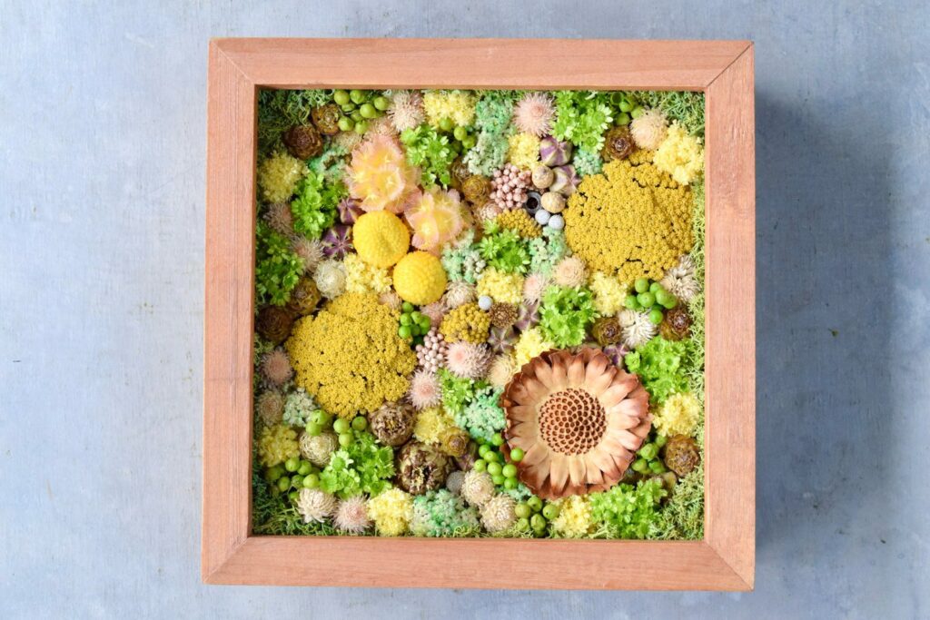 東京の花屋 叢屋Kusamurayaのドライフラワーインテリア雑貨。アンティーク調の木製フレーム(ウッドボックス)を使った、自宅用やギフト用に人気のアレンジメント。