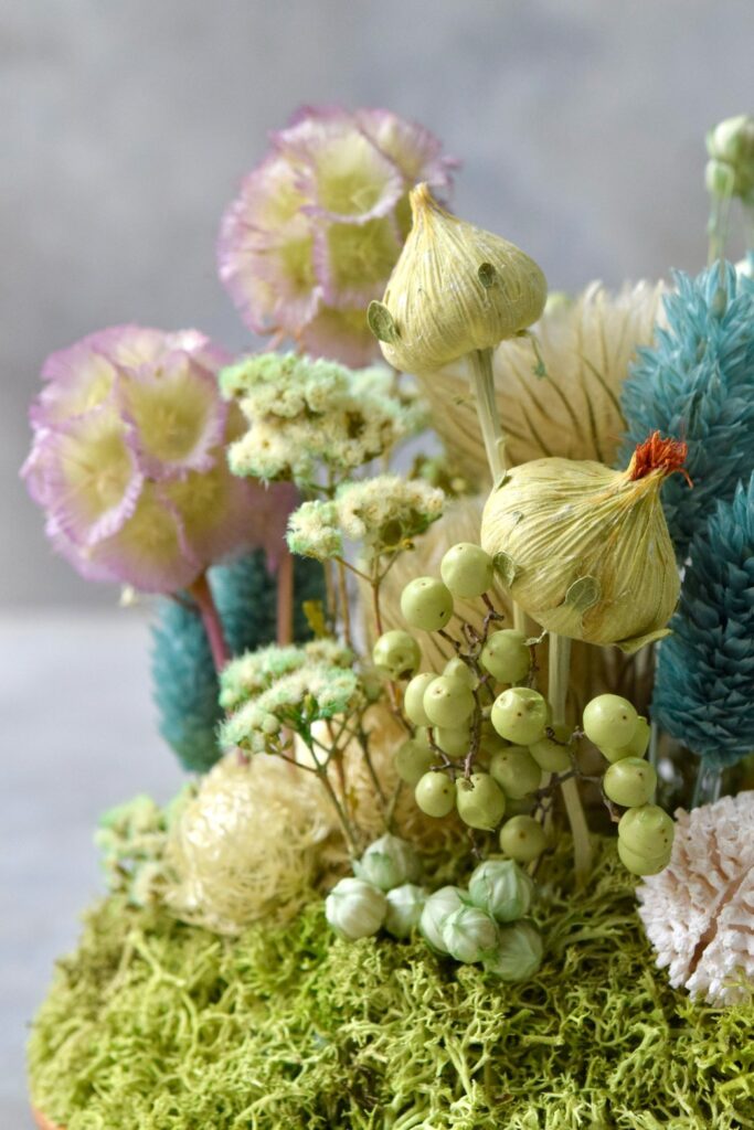 東京の花屋 叢屋Kusamurayaのドライフラワーインテリア雑貨。アンティーク調の木皿(ウッドプレート)を使った、自宅用やギフト用に人気のアレンジメント。