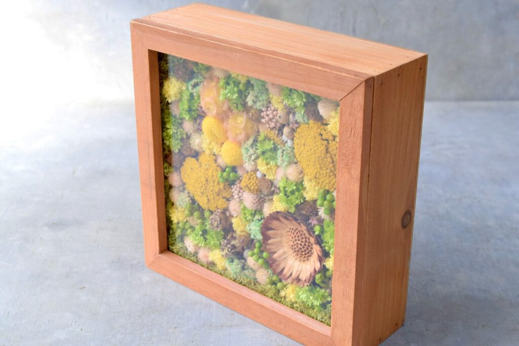 東京の花屋 叢屋Kusamurayaのドライフラワーインテリア雑貨。アンティーク調の木製フレーム(ウッドボックス)を使った、自宅用やギフト用に人気のアレンジメント。