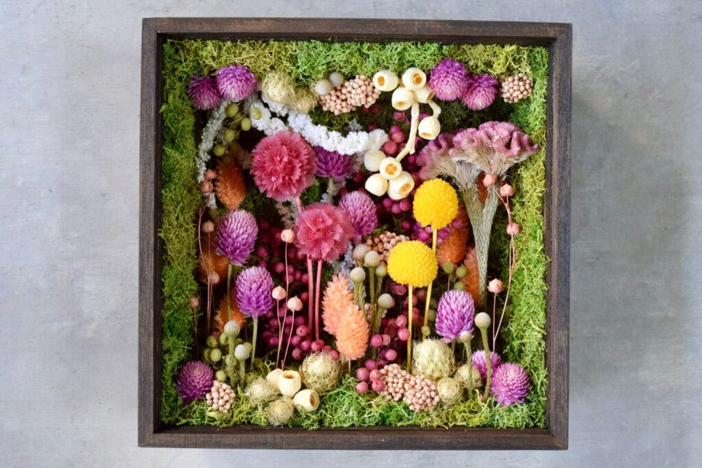 東京の花屋 叢屋Kusamurayaのドライフラワーインテリア雑貨。アンティーク調の木製フレーム(ウッドボックス)を使った、自宅用やギフト用に人気のアレンジメント。