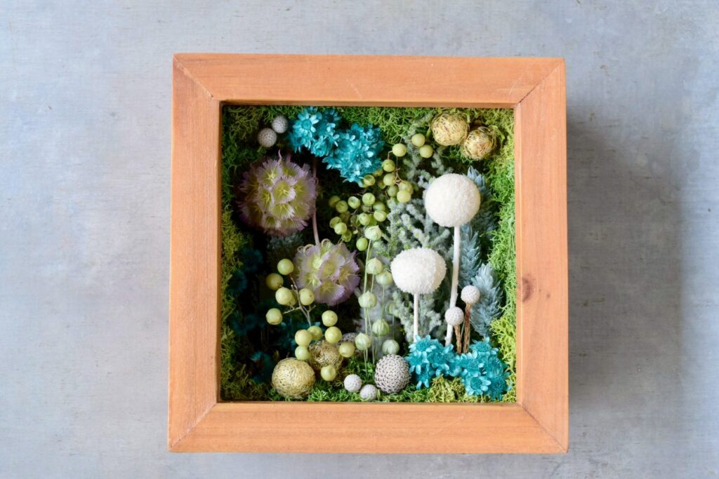 東京の花屋 叢屋Kusamurayaのドライフラワーインテリア雑貨。アンティーク調の木製フレーム入りで、自宅用やギフト用に人気のアレンジメント。