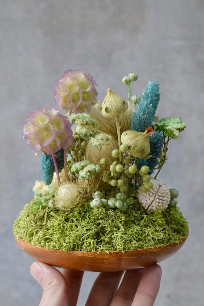 東京の花屋 叢屋Kusamurayaのドライフラワーインテリア雑貨。アンティーク調の木皿(ウッドプレート)を使った、自宅用やギフト用に人気のアレンジメント。