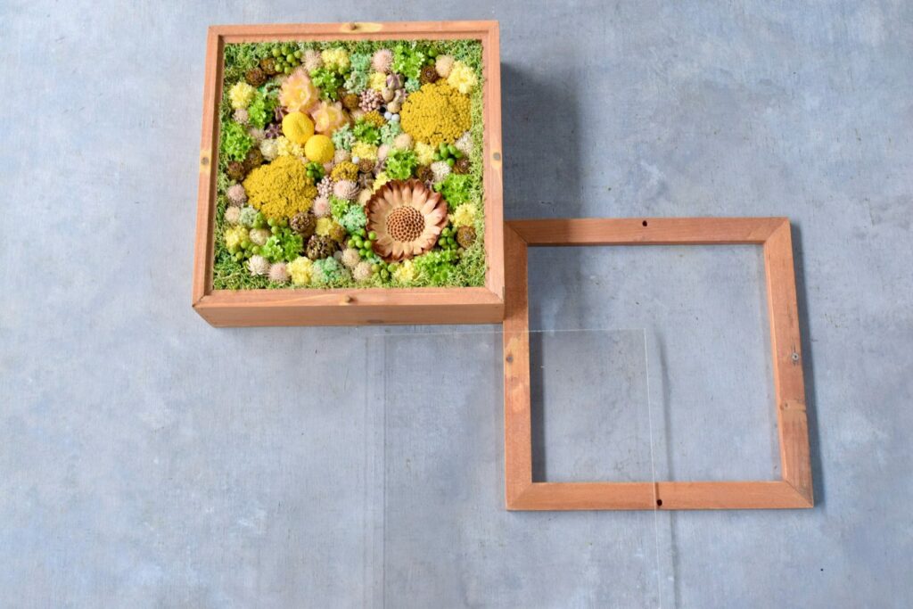 東京の花屋 叢屋Kusamurayaのドライフラワーインテリア雑貨。アンティーク調の木製フレーム(ウッドボックス)を使った、自宅用やギフト用に人気のアレンジメント。