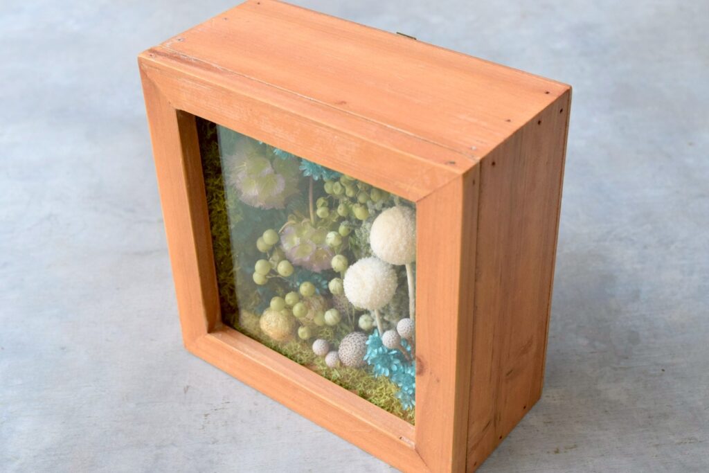 東京の花屋 叢屋Kusamurayaのドライフラワーインテリア雑貨。アンティーク調の木製フレーム入りで、自宅用やギフト用に人気のアレンジメント。