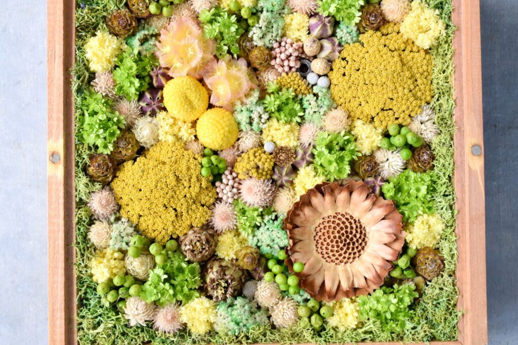 東京の花屋 叢屋Kusamurayaのドライフラワーインテリア雑貨。アンティーク調の木製フレーム(ウッドボックス)を使った、自宅用やギフト用に人気のアレンジメント。