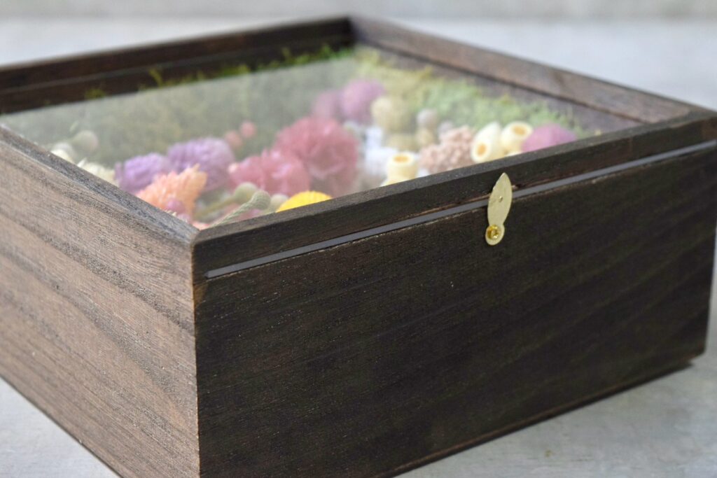 東京の花屋 叢屋Kusamurayaのドライフラワーインテリア雑貨。アンティーク調の木製フレーム(ウッドボックス)を使った、自宅用やギフト用に人気のアレンジメント。