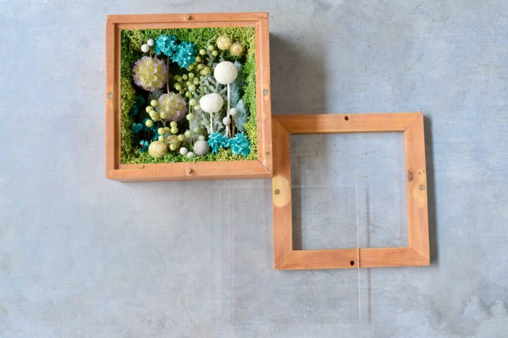 東京の花屋 叢屋Kusamurayaのドライフラワーインテリア雑貨。アンティーク調の木製フレーム入りで、自宅用やギフト用に人気のアレンジメント。