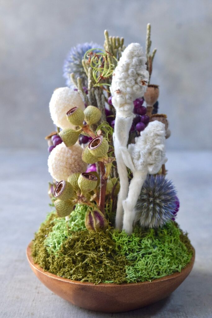 東京の花屋 叢屋Kusamurayaのドライフラワーインテリア雑貨。アンティーク調の木皿(ウッドプレート)を使った、自宅用やギフト用に人気のアレンジメント。