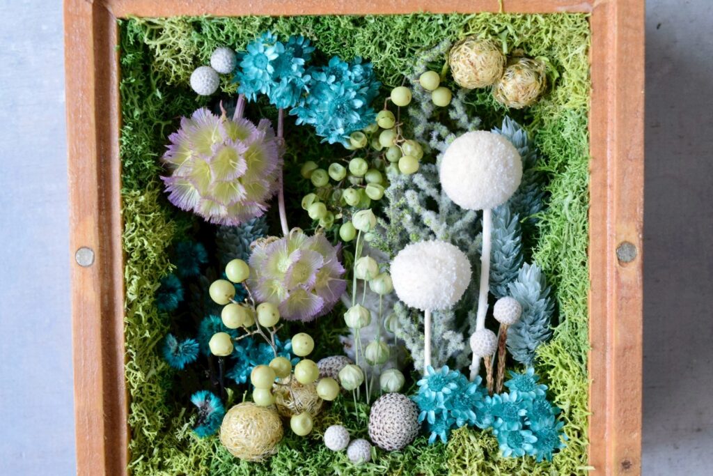 東京の花屋 叢屋Kusamurayaのドライフラワーインテリア雑貨。アンティーク調の木製フレーム入りで、自宅用やギフト用に人気のアレンジメント。