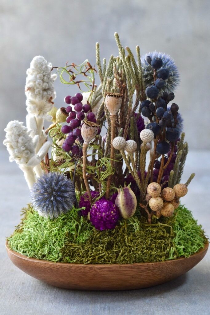 東京の花屋 叢屋Kusamurayaのドライフラワーインテリア雑貨。アンティーク調の木皿(ウッドプレート)を使った、自宅用やギフト用に人気のアレンジメント。