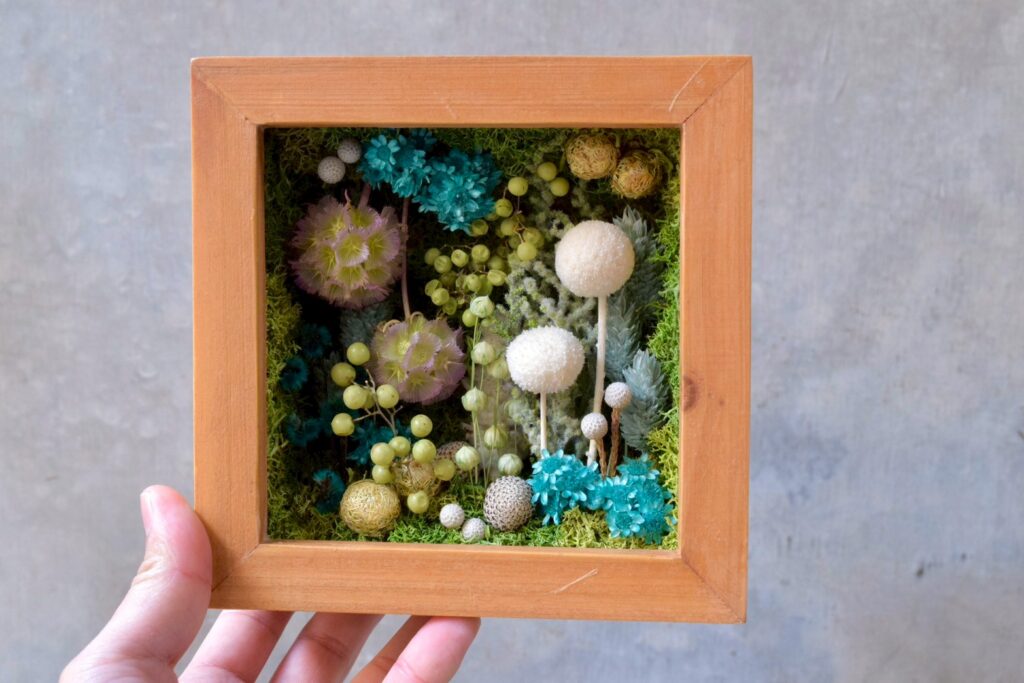 東京の花屋 叢屋Kusamurayaのドライフラワーインテリア雑貨。アンティーク調の木製フレーム入りで、自宅用やギフト用に人気のアレンジメント。