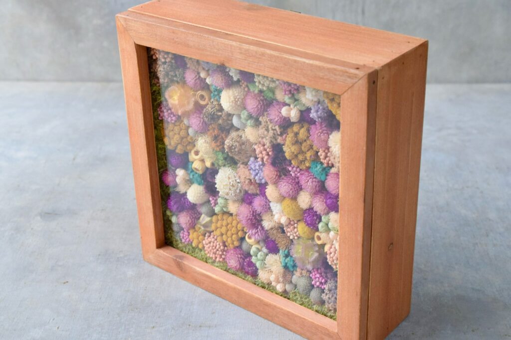 東京の花屋 叢屋Kusamurayaのドライフラワーインテリア雑貨。アンティーク調の木製フレーム(ウッドボックス)を使った、自宅用やギフト用に人気のアレンジメント。