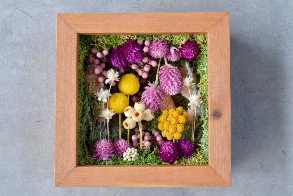 東京の花屋 叢屋Kusamurayaのドライフラワーインテリア雑貨。アンティーク調の木製フレーム入りで、自宅用やギフト用に人気のアレンジメント。