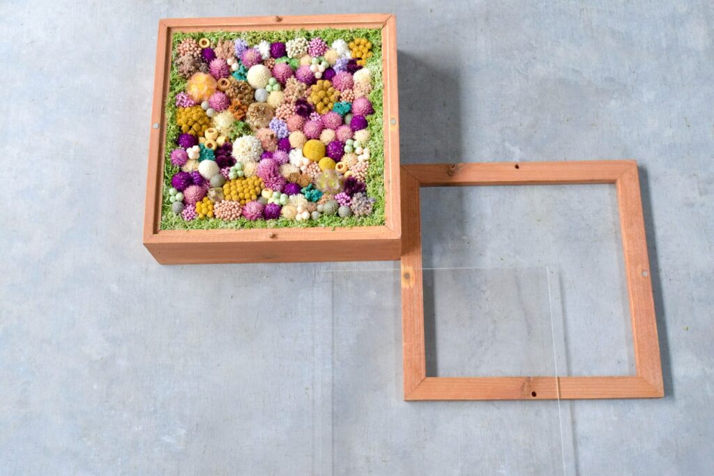 東京の花屋 叢屋Kusamurayaのドライフラワーインテリア雑貨。アンティーク調の木製フレーム(ウッドボックス)を使った、自宅用やギフト用に人気のアレンジメント。