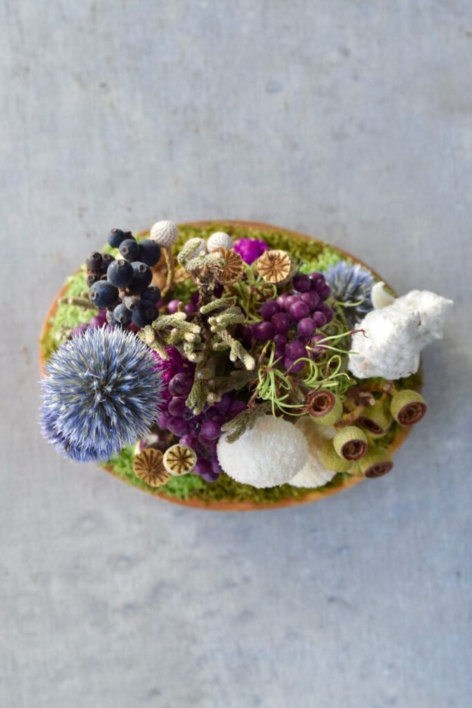 東京の花屋 叢屋Kusamurayaのドライフラワーインテリア雑貨。アンティーク調の木皿(ウッドプレート)を使った、自宅用やギフト用に人気のアレンジメント。