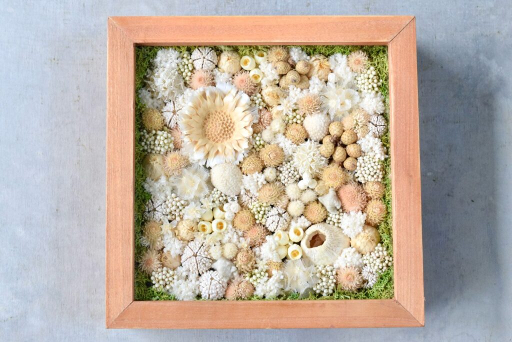 東京の花屋 叢屋Kusamurayaのドライフラワーインテリア雑貨。アンティーク調の木製フレーム(ウッドボックス)を使った、自宅用やギフト用に人気のアレンジメント。