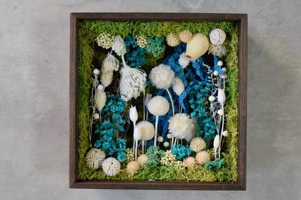 東京の花屋 叢屋Kusamurayaのドライフラワーインテリア雑貨。アンティーク調の木製フレーム(ウッドボックス)を使った、自宅用やギフト用に人気のアレンジメント。