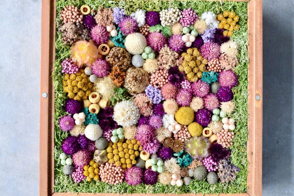 東京の花屋 叢屋Kusamurayaのドライフラワーインテリア雑貨。アンティーク調の木製フレーム(ウッドボックス)を使った、自宅用やギフト用に人気のアレンジメント。