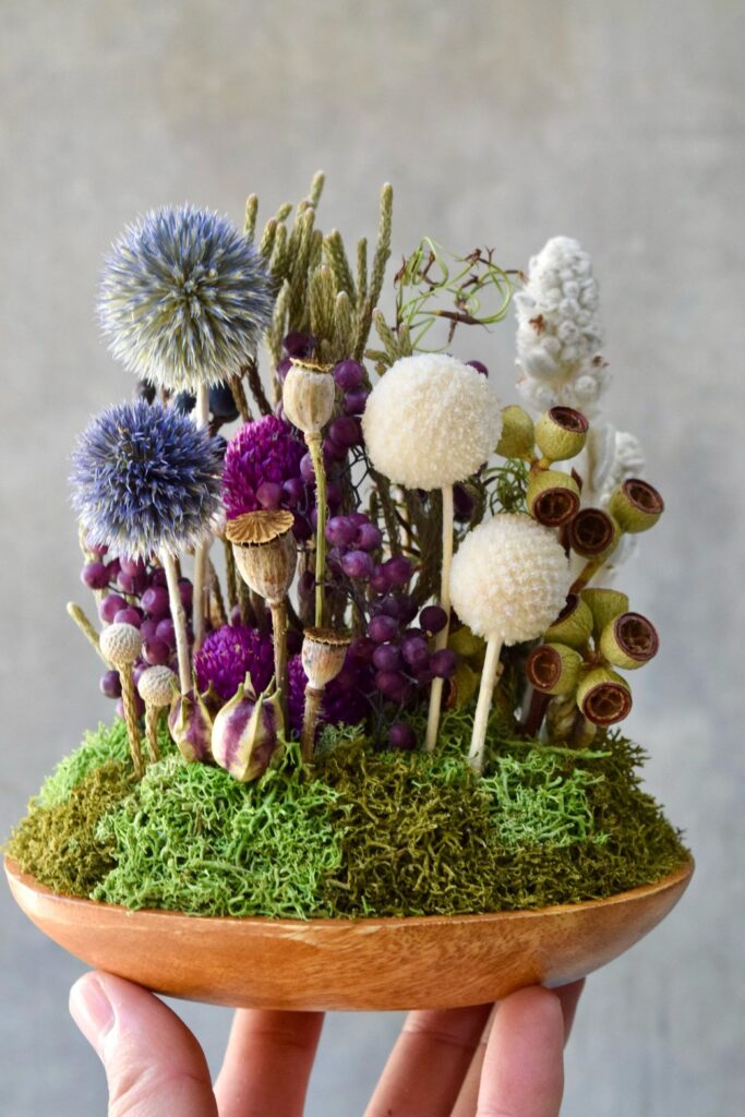 東京の花屋 叢屋Kusamurayaのドライフラワーインテリア雑貨。アンティーク調の木皿(ウッドプレート)を使った、自宅用やギフト用に人気のアレンジメント。