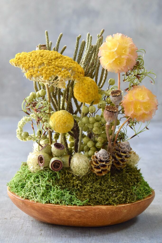 東京の花屋 叢屋Kusamurayaのドライフラワーインテリア雑貨。アンティーク調の木皿(ウッドプレート)を使った、自宅用やギフト用に人気のアレンジメント。