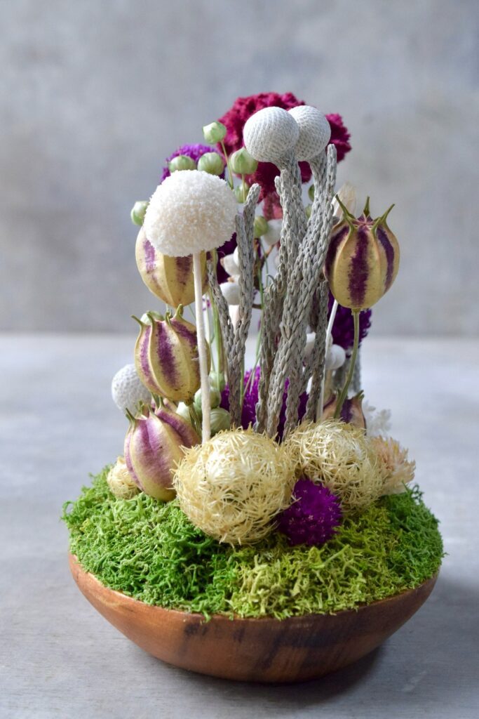 東京の花屋 叢屋Kusamurayaのドライフラワーインテリア雑貨。アンティーク調の木皿(ウッドプレート)を使った、自宅用やギフト用に人気のアレンジメント。