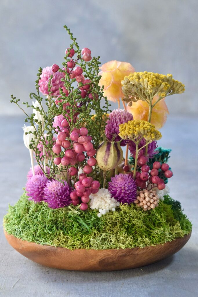 東京の花屋『叢屋kusamuraya』が手がける、手のひらにおさまるフォルムが可愛らしい植物インテリア。瑞々しいグリーンとウッドプレートの温もりが感じられる、ナチュラルなひと品。