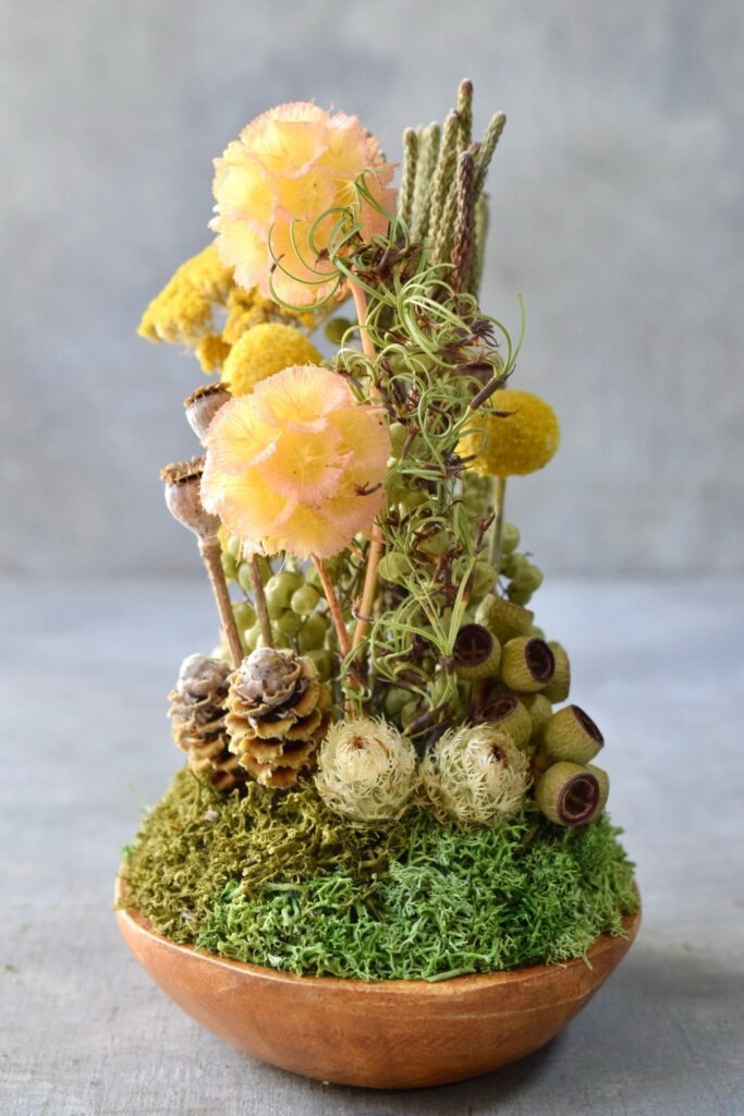 東京の花屋 叢屋Kusamurayaのドライフラワーインテリア雑貨。アンティーク調の木皿(ウッドプレート)を使った、自宅用やギフト用に人気のアレンジメント。