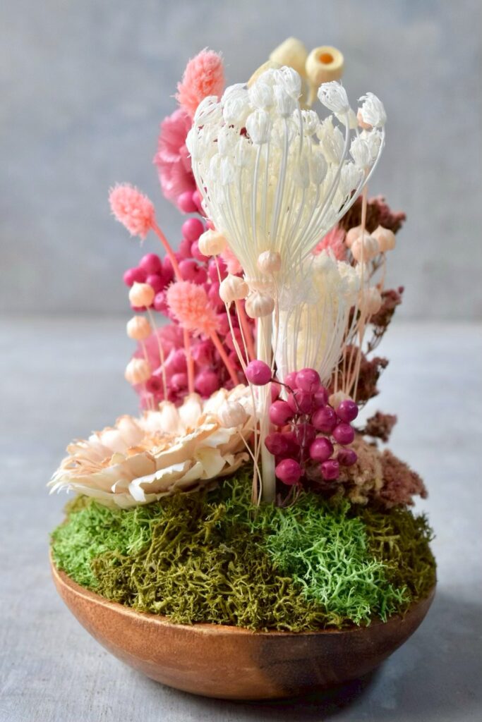 東京の花屋 叢屋Kusamurayaのドライフラワーインテリア雑貨。アンティーク調の木皿(ウッドプレート)を使った、自宅用やギフト用に人気のアレンジメント。