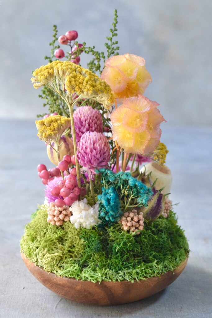 東京の花屋『叢屋kusamuraya』が手がける、手のひらにおさまるフォルムが可愛らしい植物インテリア。瑞々しいグリーンとウッドプレートの温もりが感じられる、ナチュラルなひと品。