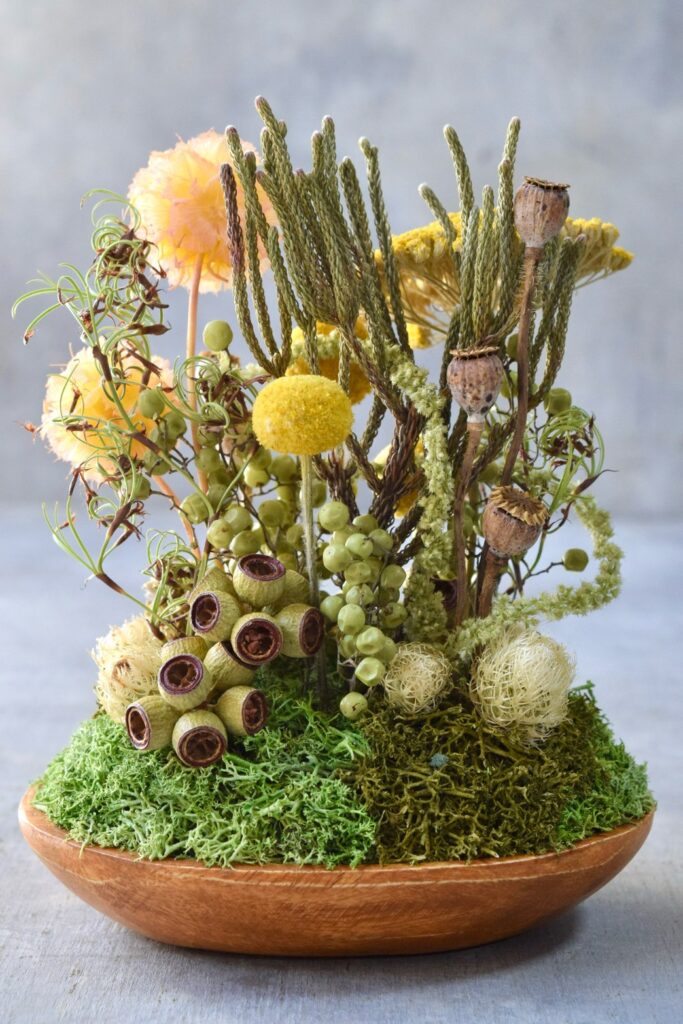 東京の花屋 叢屋Kusamurayaのドライフラワーインテリア雑貨。アンティーク調の木皿(ウッドプレート)を使った、自宅用やギフト用に人気のアレンジメント。