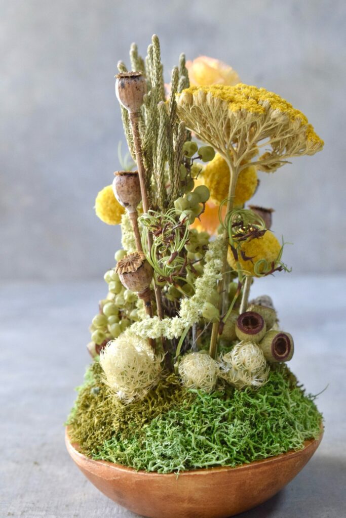 東京の花屋 叢屋Kusamurayaのドライフラワーインテリア雑貨。アンティーク調の木皿(ウッドプレート)を使った、自宅用やギフト用に人気のアレンジメント。