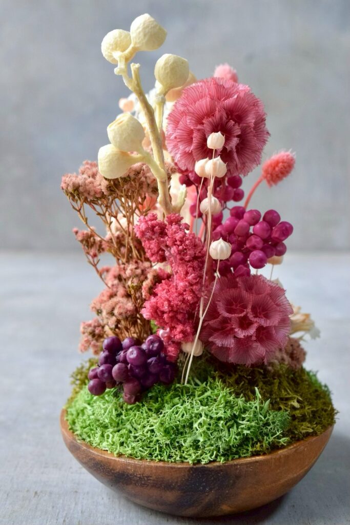 東京の花屋 叢屋Kusamurayaのドライフラワーインテリア雑貨。アンティーク調の木皿(ウッドプレート)を使った、自宅用やギフト用に人気のアレンジメント。