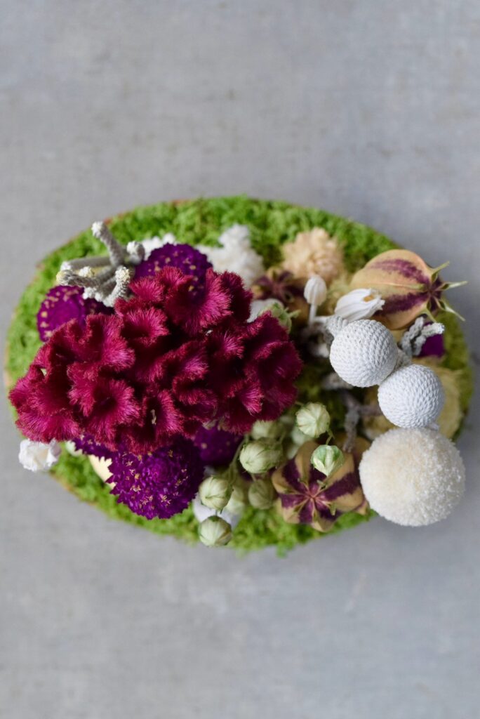 東京の花屋 叢屋Kusamurayaのドライフラワーインテリア雑貨。アンティーク調の木皿(ウッドプレート)を使った、自宅用やギフト用に人気のアレンジメント。