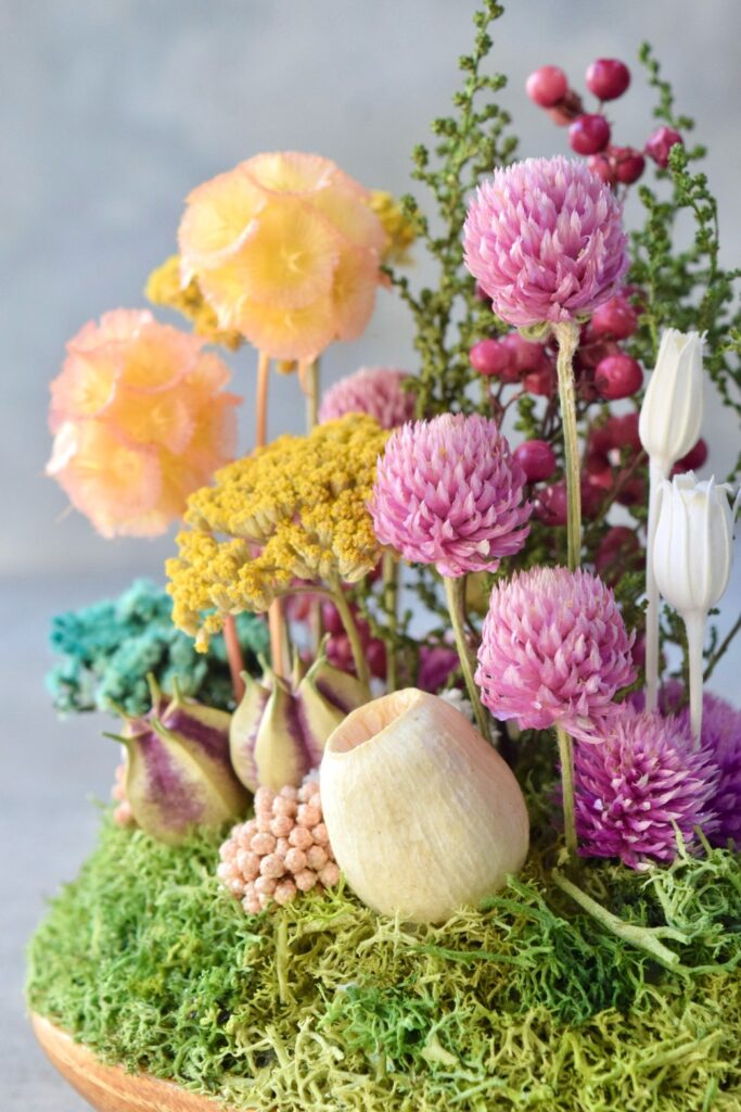 東京の花屋『叢屋kusamuraya』が手がける、手のひらにおさまるフォルムが可愛らしい植物インテリア。瑞々しいグリーンとウッドプレートの温もりが感じられる、ナチュラルなひと品。