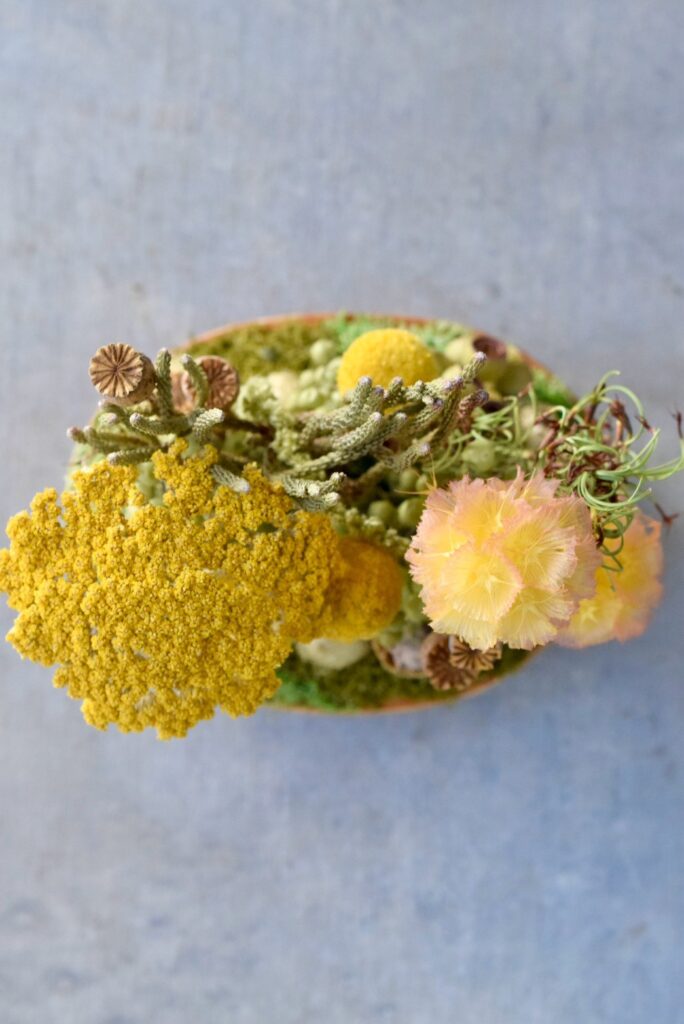 東京の花屋 叢屋Kusamurayaのドライフラワーインテリア雑貨。アンティーク調の木皿(ウッドプレート)を使った、自宅用やギフト用に人気のアレンジメント。