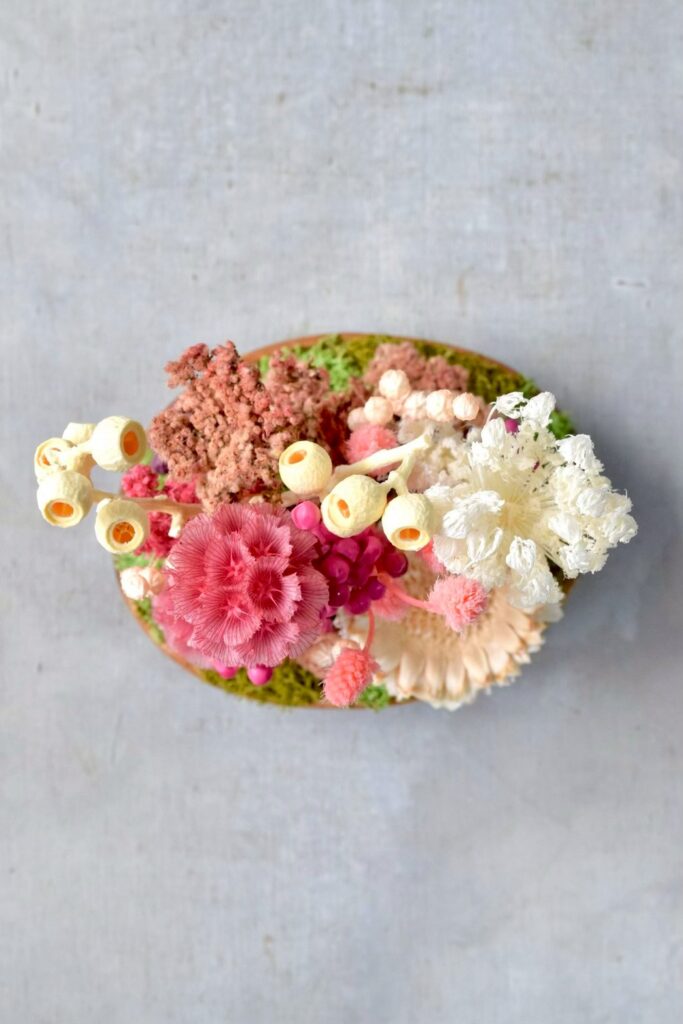 東京の花屋 叢屋Kusamurayaのドライフラワーインテリア雑貨。アンティーク調の木皿(ウッドプレート)を使った、自宅用やギフト用に人気のアレンジメント。