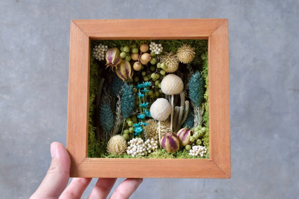 東京の花屋 叢屋Kusamurayaのドライフラワーインテリア雑貨。アンティーク調の木製フレーム入りで、自宅用やギフト用に人気のアレンジメント。