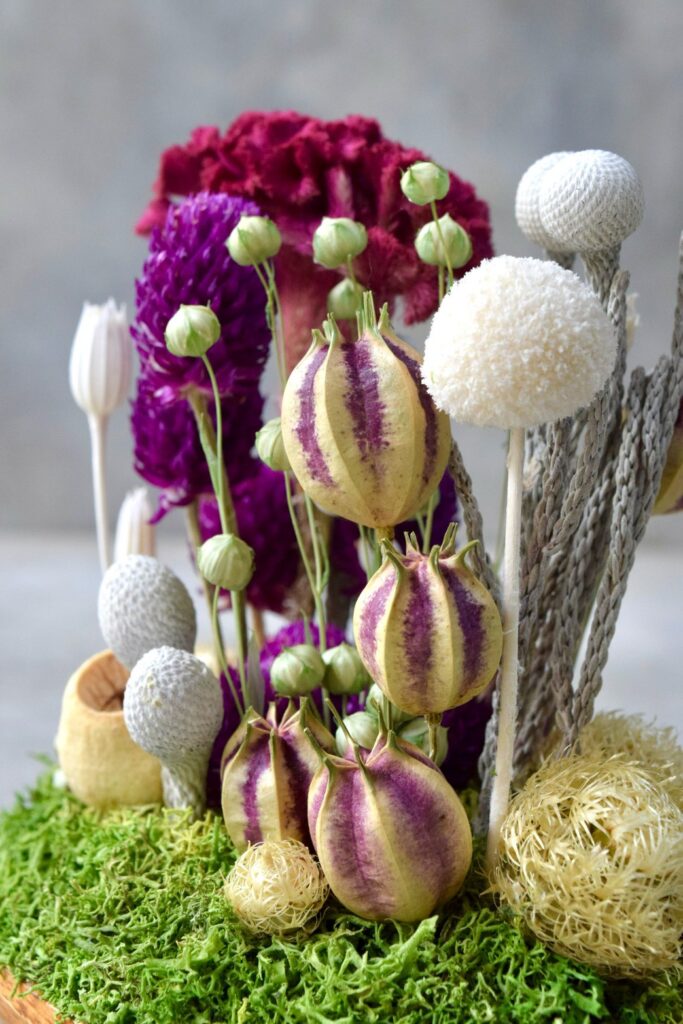 東京の花屋 叢屋Kusamurayaのドライフラワーインテリア雑貨。アンティーク調の木皿(ウッドプレート)を使った、自宅用やギフト用に人気のアレンジメント。