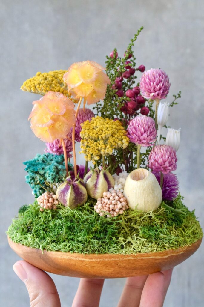 東京の花屋『叢屋kusamuraya』が手がける、手のひらにおさまるフォルムが可愛らしい植物インテリア。瑞々しいグリーンとウッドプレートの温もりが感じられる、ナチュラルなひと品。