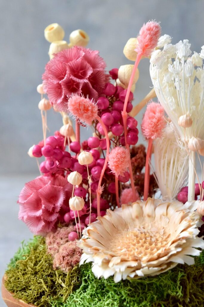 東京の花屋 叢屋Kusamurayaのドライフラワーインテリア雑貨。アンティーク調の木皿(ウッドプレート)を使った、自宅用やギフト用に人気のアレンジメント。